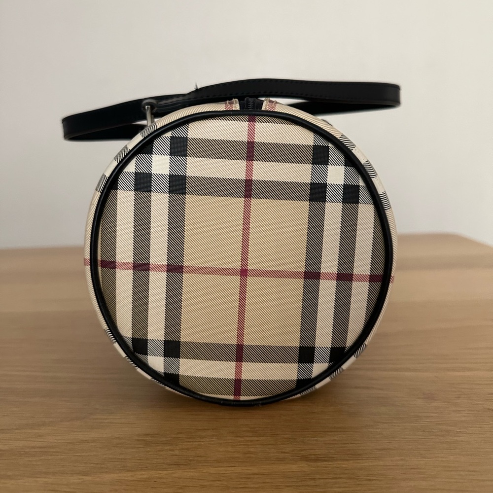 Burberry House Check Barrel bag black with dustbag - Picture 2 of 14